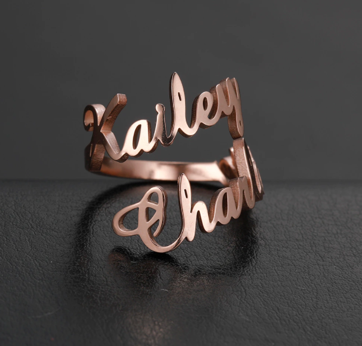 Diverse gepersonaliseerde naamringen in goud, zilver, roségoud en RVS. Voor dames en heren, uniek cadeau.