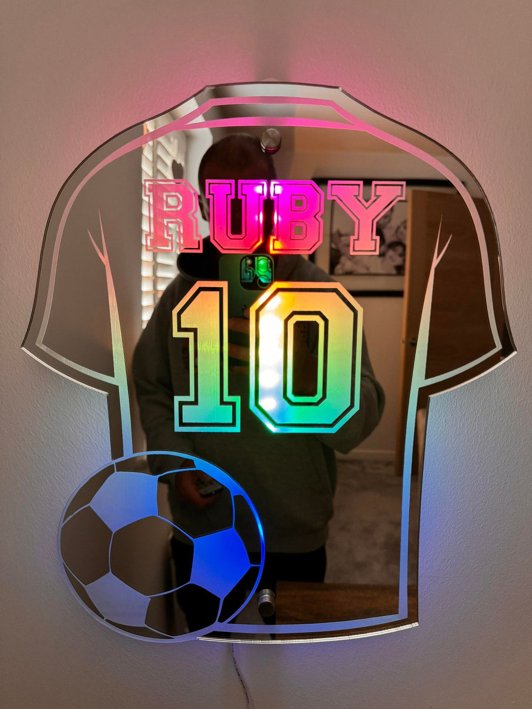 Gepersonaliseerde voetbalshirt spiegel, ideaal sportdecoratie cadeau voor kinderkamer van jonge voetbalfan.