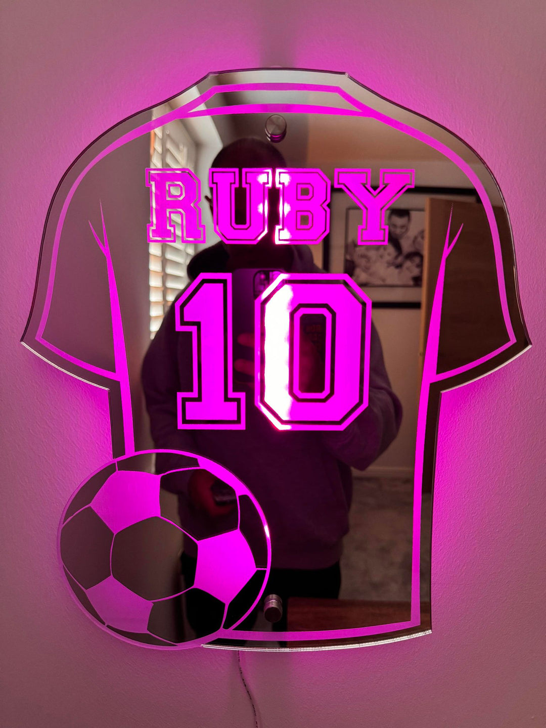 Unieke voetbalspiegel in de vorm van een shirt, sportieve kinderkamer decoratie met naam voor elke voetbalfan.