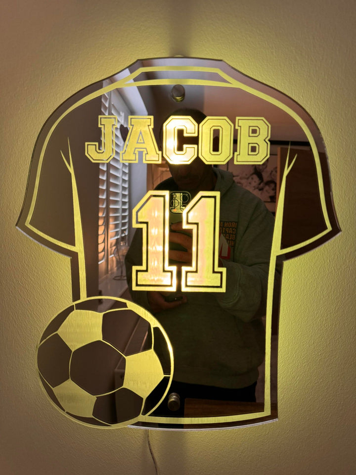 Decoratieve voetbalshirt spiegel, een sportief en gepersonaliseerd cadeau voor jonge voetbalfans en hun kinderkamer.
