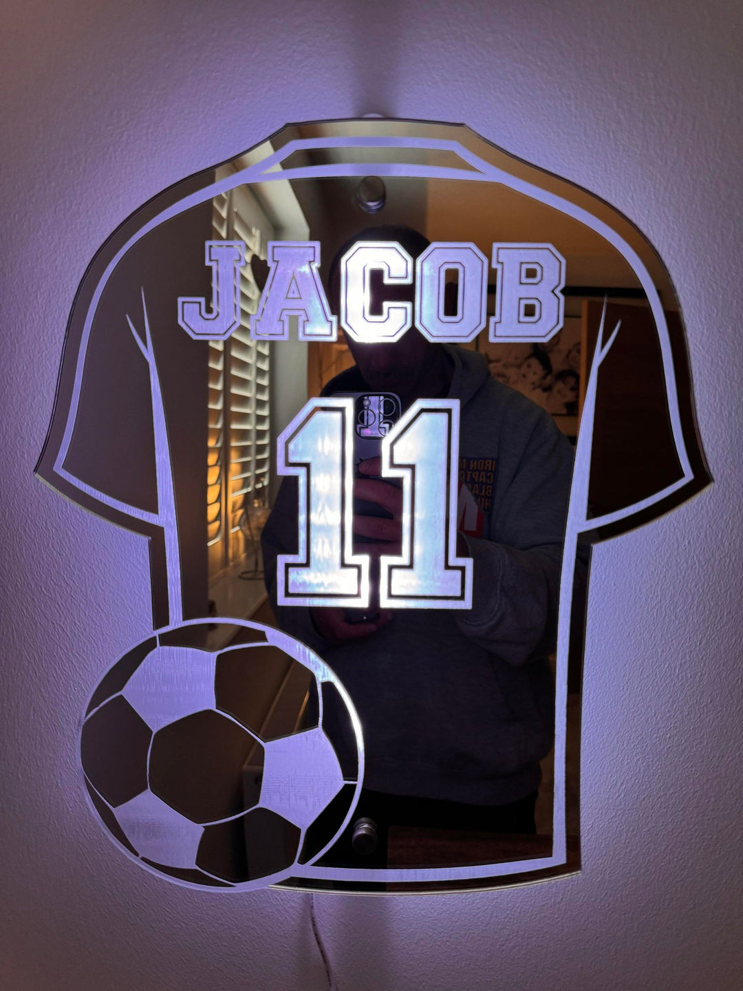 Voetbalshirt spiegel met maatwerk, een uniek en sportief cadeau voor jonge voetbalfans, perfect voor kinderkamer decoratie.