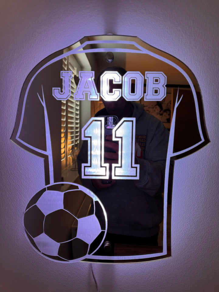 Voetbalshirt spiegel met maatwerk, een uniek en sportief cadeau voor jonge voetbalfans, perfect voor kinderkamer decoratie.