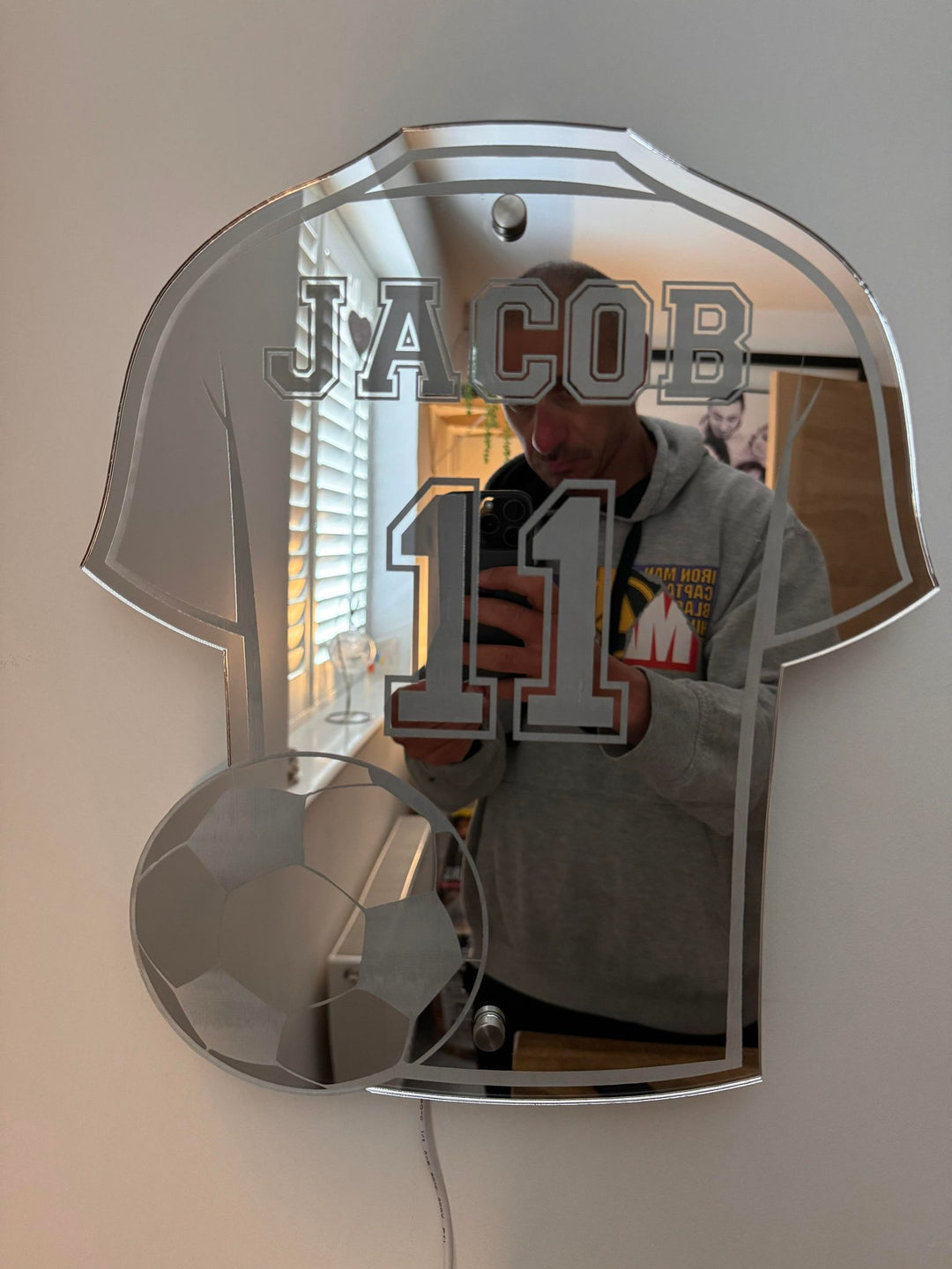 Spiegel in voetbalshirt vorm, gepersonaliseerd voor jonge sportfans. Een gaaf voetbalcadeau voor de kinderkamer.