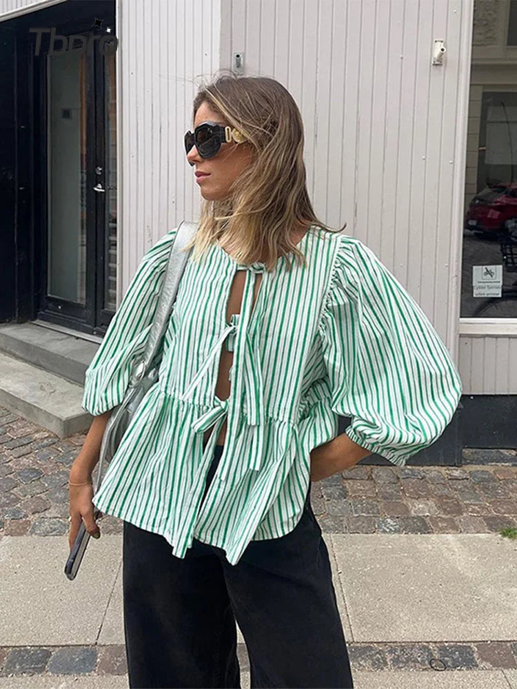 Geruite dames blouse met stijlvolle pofmouwen, perfect voor een elegante en trendy look.