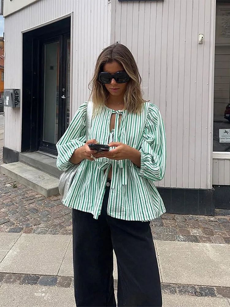 Elegante geruite blouse voor dames met pofmouwen, ideaal voor zowel casual als zakelijke gelegenheden.