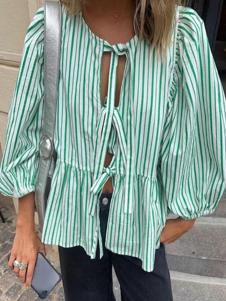 Trendy geruite dames blouse met pofmouwen, comfortabel en stijlvol voor een casual lente outfit.