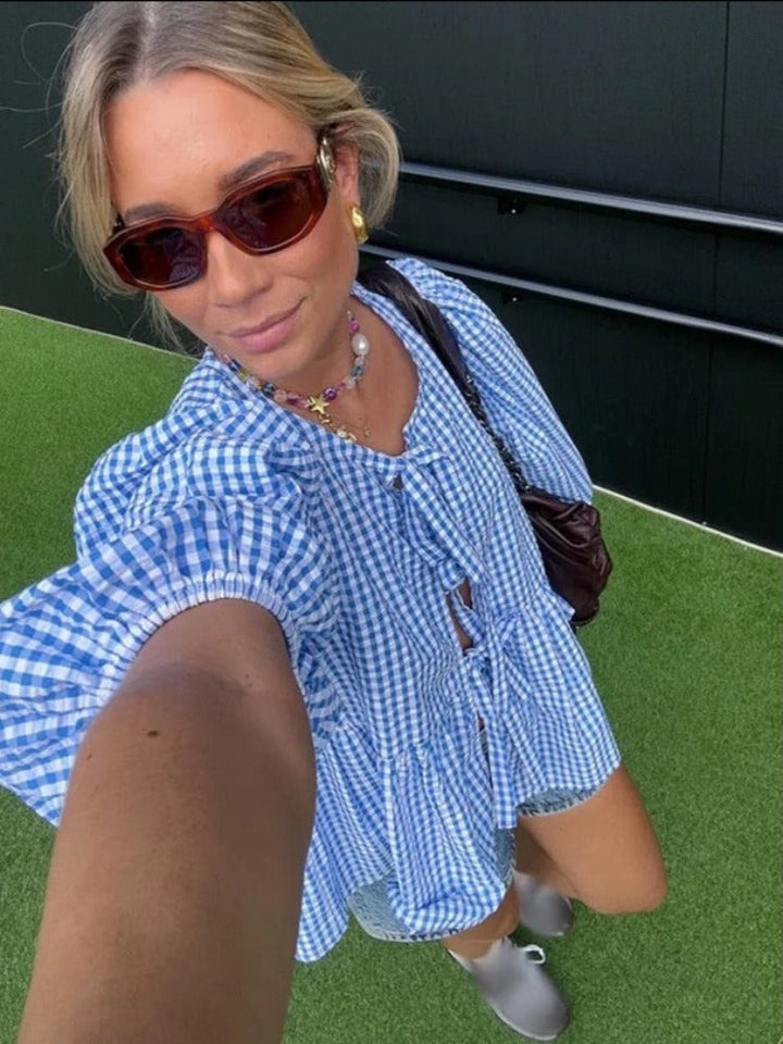 Modieuze geruite dames blouse met pofmouwen, een must-have voor de trendy vrouwenmode van dit seizoen.