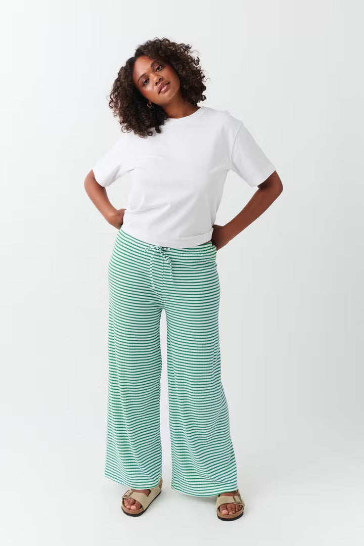 "Gestreepte loungebroek voor dames, casual en comfortabel, moderne lage taille, ideaal voor thuis of casual uitstapje."