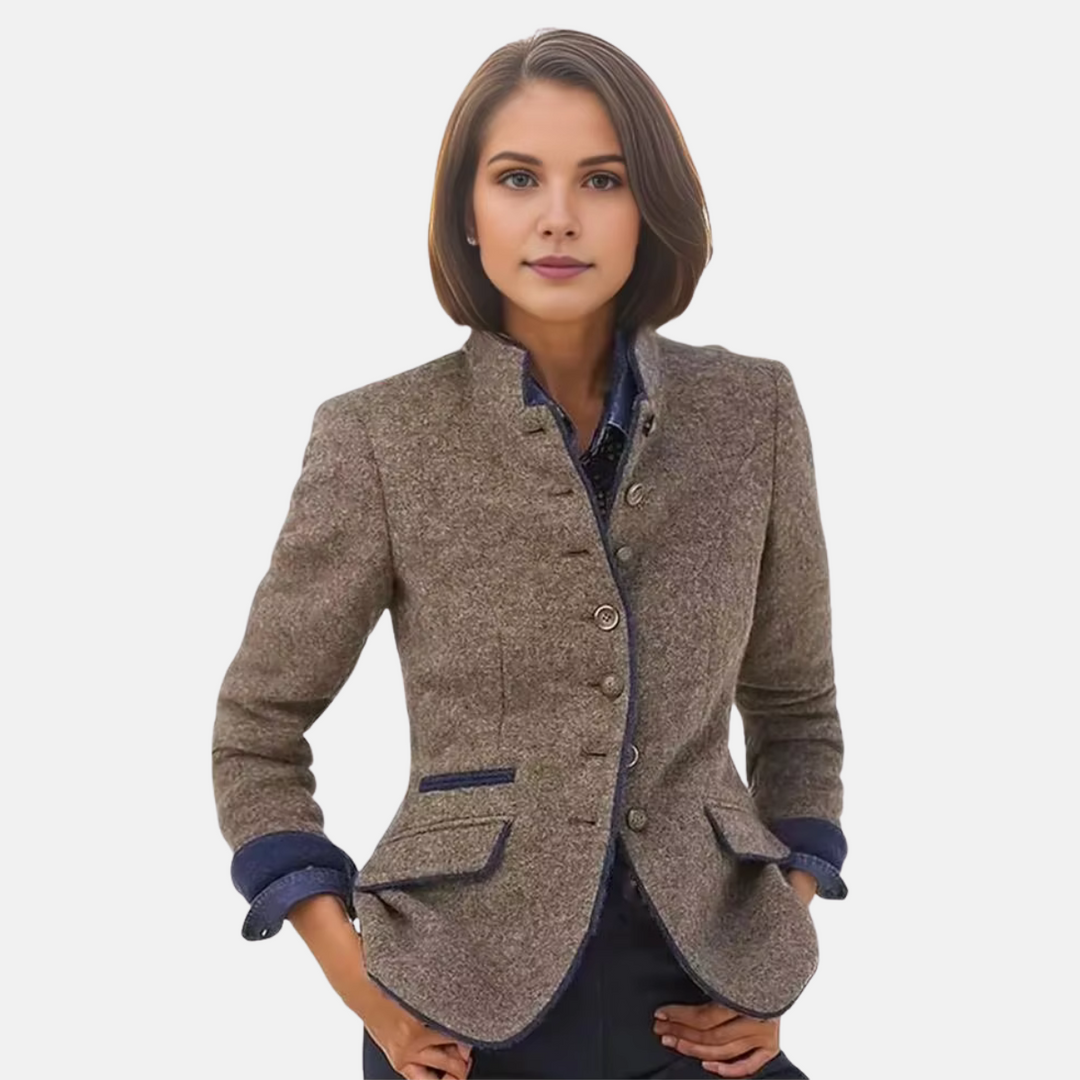 Getailleerde bruine damesblazer, elegant en veelzijdig voor zowel zakelijke als casual mode. Comfortabele pasvorm.