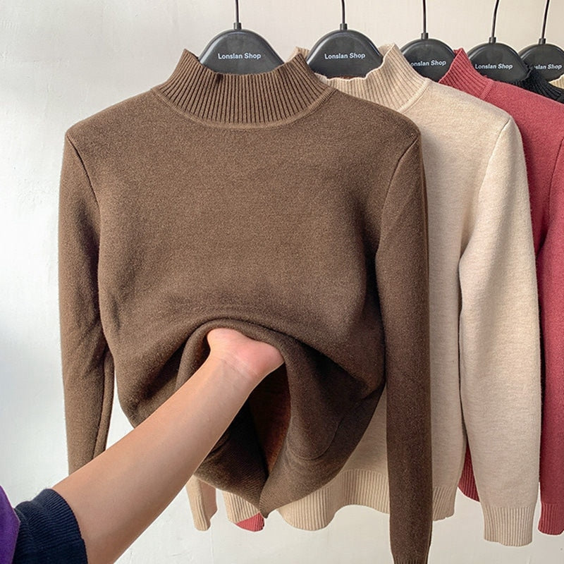 Gevoerde damestrui met middenkraag, biedt extra warmte en stijl; essentieel voor winterse mode.