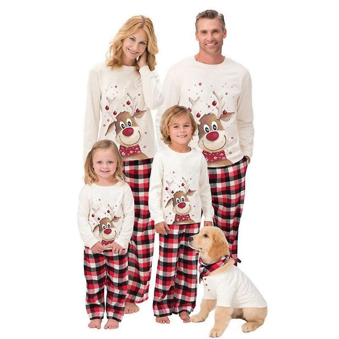 Gezellige familie in matchende kerstpyjama's, perfect voor comfortabele feestdagen en warme winteravonden.