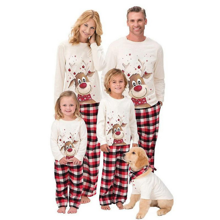 Gezellige familie in matchende kerstpyjama's, perfect voor comfortabele feestdagen en warme winteravonden.