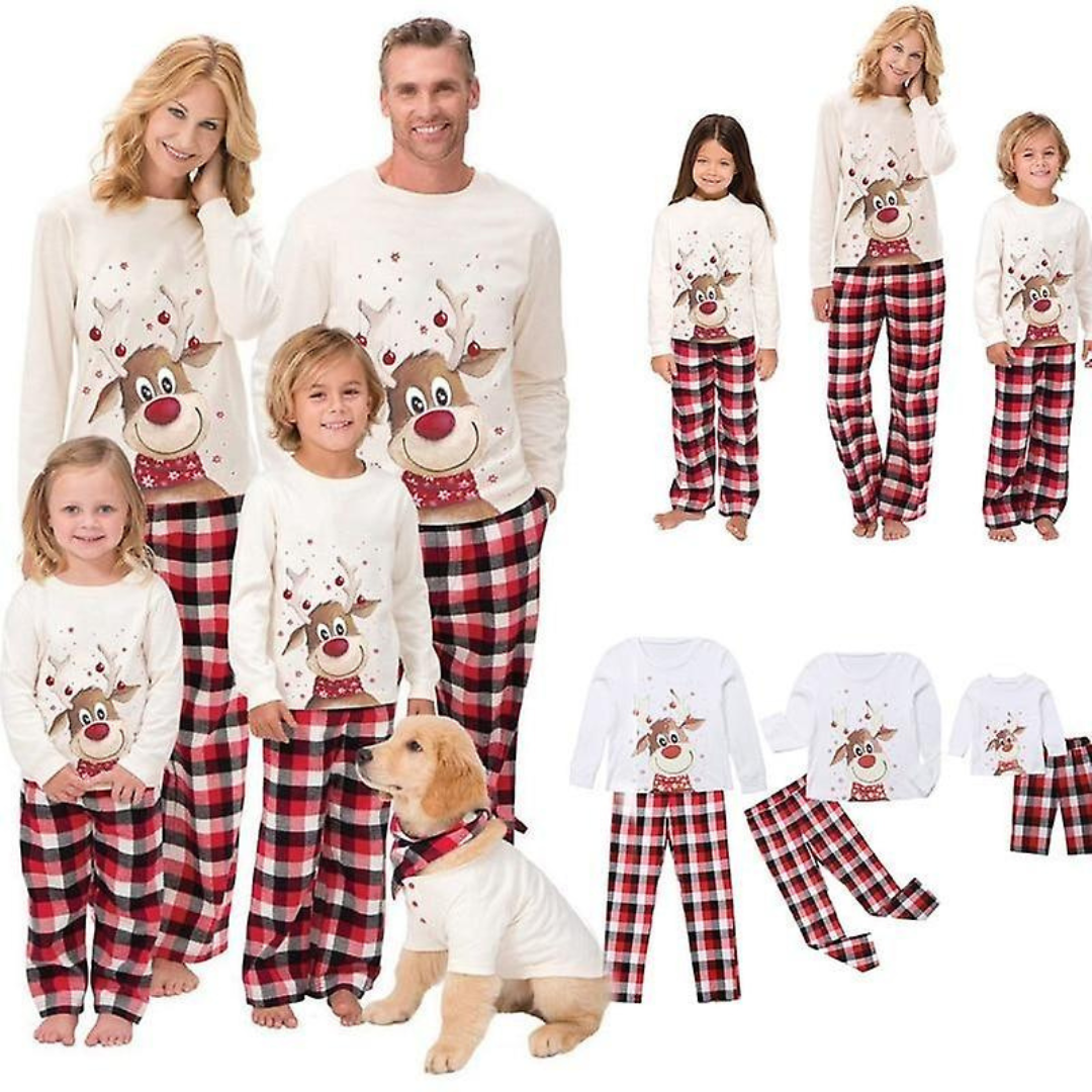Familie draagt matchende kerstpyjama's bij de kerstboom, perfecte kerstoutfit voor warme, gezellige winteravonden.