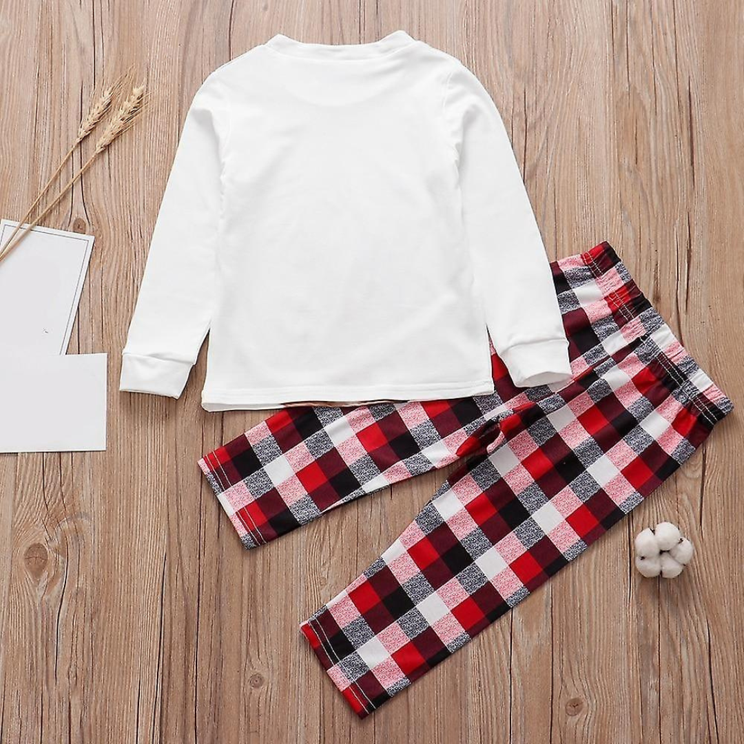 Stapel comfortabele matchende kerstpyjama sets voor de hele familie, inclusief dames, heren en kinderpyjama's.