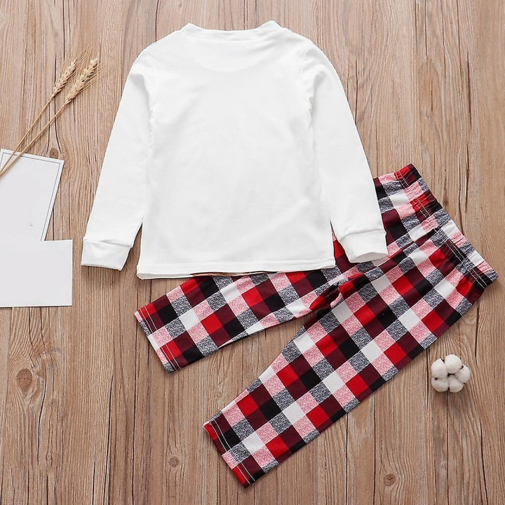 Stapel comfortabele matchende kerstpyjama sets voor de hele familie, inclusief dames, heren en kinderpyjama's.