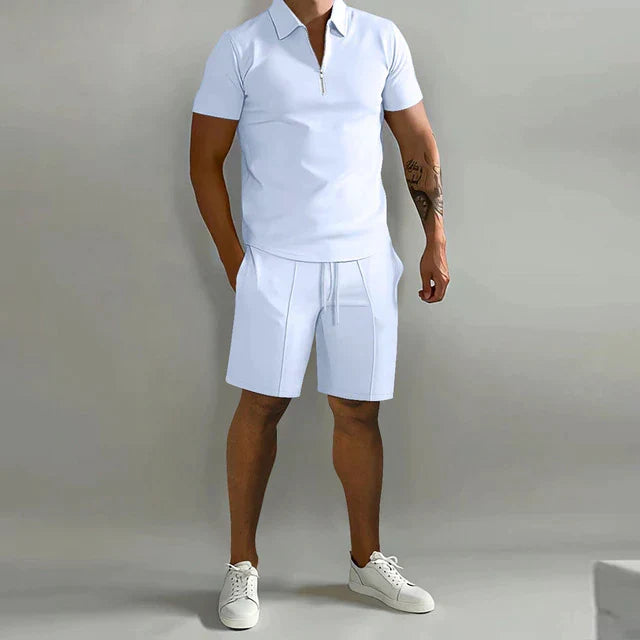Zomerse heren polo en short set van zachte, comfortabele stof, ideaal voor warme dagen en vakantie.