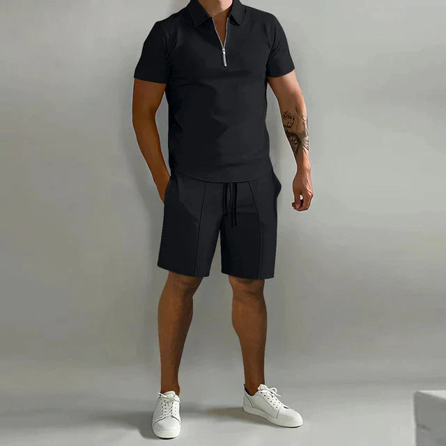 Stijlvolle tweedelige heren zomerset met polo en short voor comfortabele casual zomerkleding.