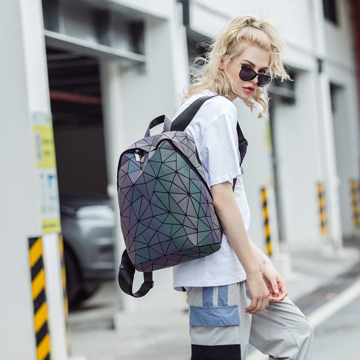 Gina geometrische glow in the dark rugzak en schoudertas voor dames, uniek lichtgevend mode accessoire.