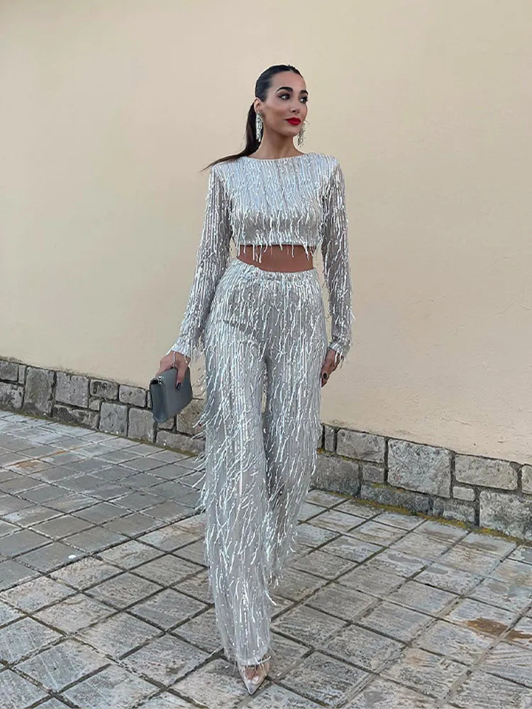 Stijlvolle dame draagt tweedelige pailletten set, ideaal voor een glamour feest. Complete glitteroutfit voor avondmode.