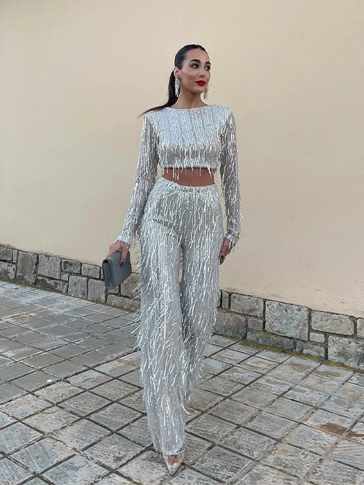 Stijlvolle dame draagt tweedelige pailletten set, ideaal voor een glamour feest. Complete glitteroutfit voor avondmode.