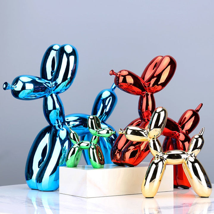 Glanzende ballonhond sculptuur, moderne woondecoratie. Pop-art design figuur voor interieur.