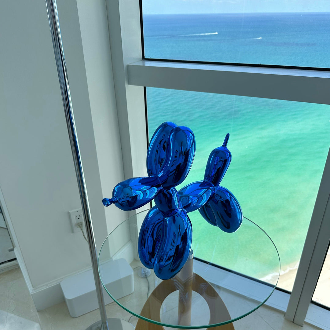 Design sculptuur van een ballonhond, moderne kunst. Glanzend woondecoratie object voor interieur.