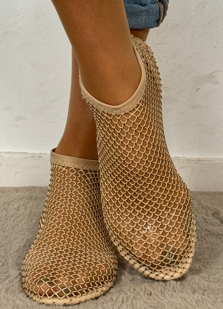 Zwarte glanzende dames ballerina's met comfortabele antislipzool. Perfecte elegante zomerschoenen voor de modebewuste vrouw.