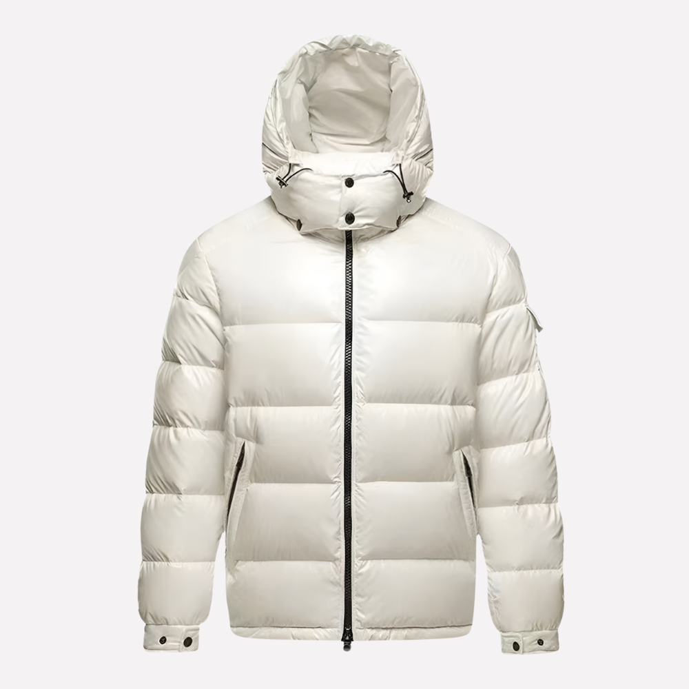 Moderne witte glanzende gewatteerde herenjas met capuchon, perfect voor een stijlvolle en warme winterlook.