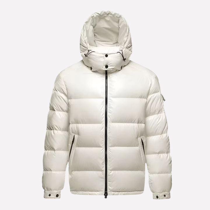 Moderne witte glanzende gewatteerde herenjas met capuchon, perfect voor een stijlvolle en warme winterlook.
