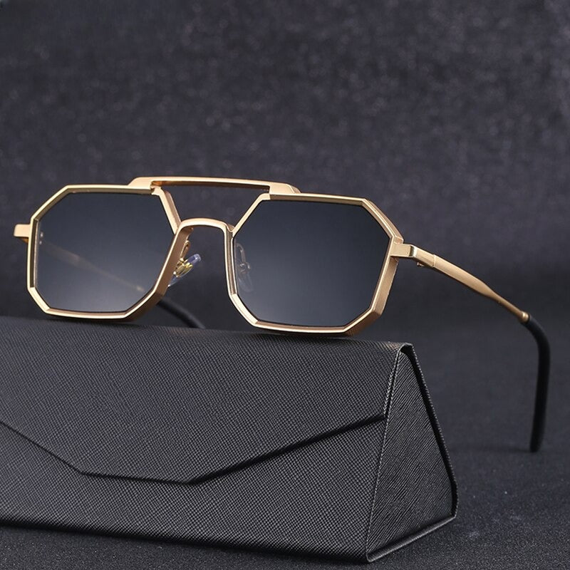 Gouden unisex ShadowMyst Soluxe zonnebril gepresenteerd op een zwarte hoes