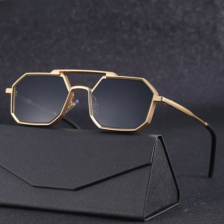 Gouden unisex ShadowMyst Soluxe zonnebril gepresenteerd op een zwarte hoes