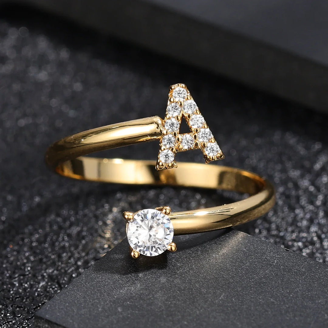 Gouden initialenring met letter A, elegant en verstelbaar RVS dames sieraad.