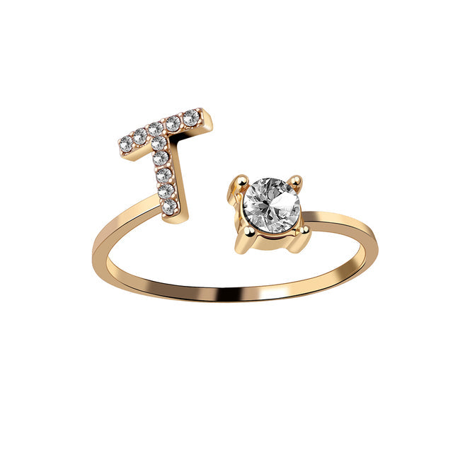 Elegante gouden initialenring, verstelbaar RVS, stijlvol en persoonlijk.