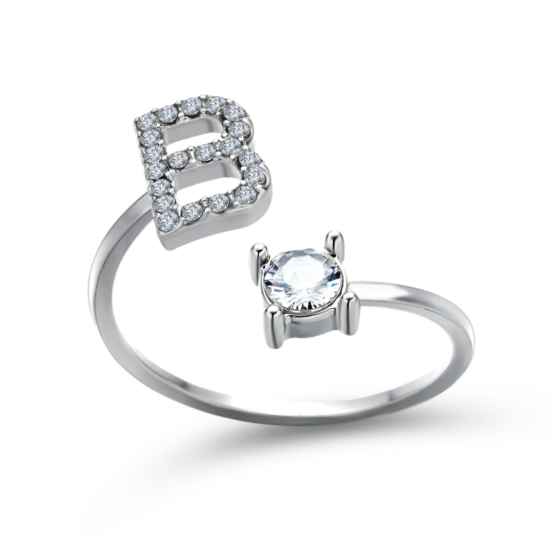 Elegante initialenring in goudkleur, verstelbaar, tijdloos en modern.