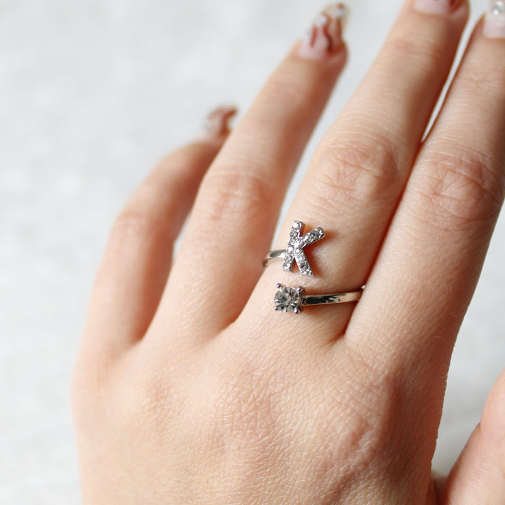 Elegante zilverkleurige initialenring C, verstelbaar, tijdloos sieraad.