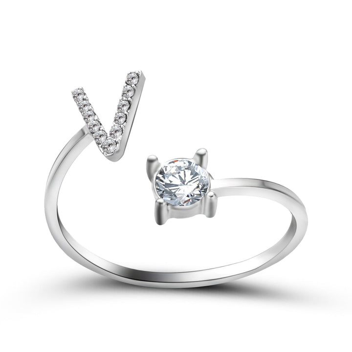 Verstelbare gouden letterring, RVS, een elegant en persoonlijk sieraad.