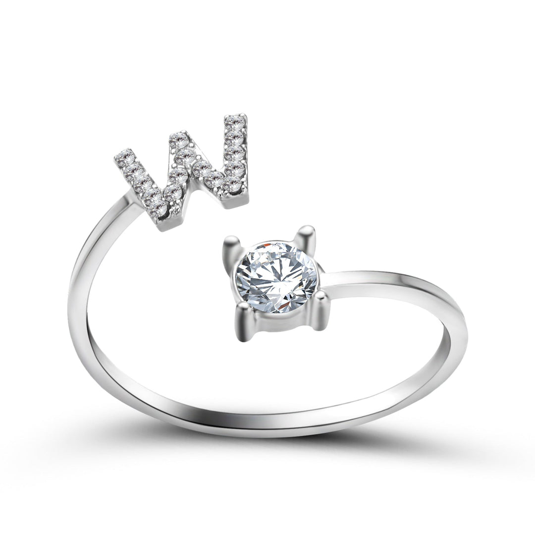 Moderne zilverkleurige initialenring, verstelbaar, voor de modebewuste vrouw.