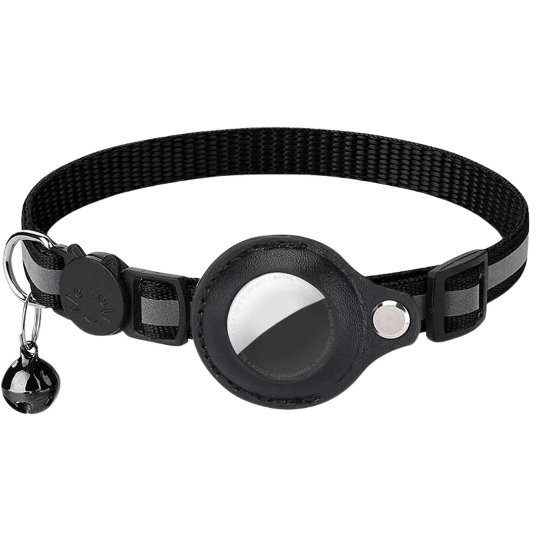 Vrolijke hond met GPS tracker halsband, veilig spelend in de tuin dankzij real-time tracking.
