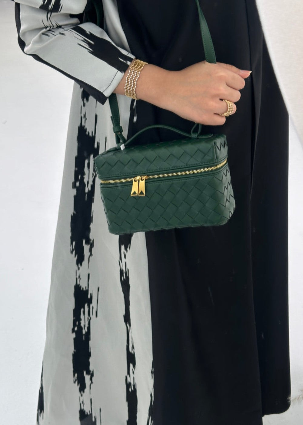 Detailopname van het luxe gevlochten leerpatroon van de Valeska schoudertas voor dames