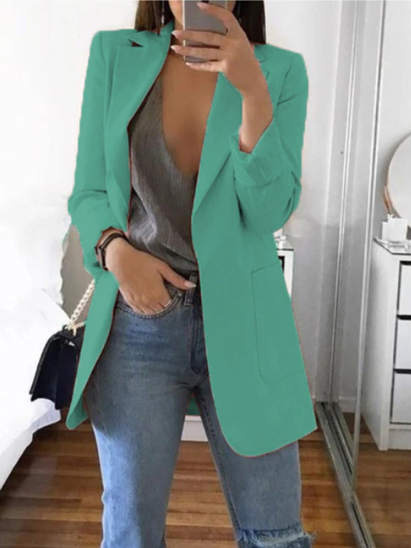 Vrouwelijke figuur toont een diepblauwe Slim-Fit Blazer Katie, geschikt voor avondkleding.