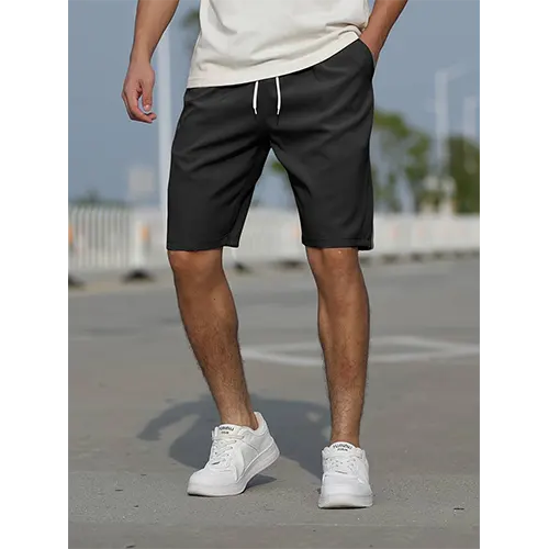 Man draagt casual grijs herenshort met hoge taille, comfortabel en ademend voor warme dagen.
