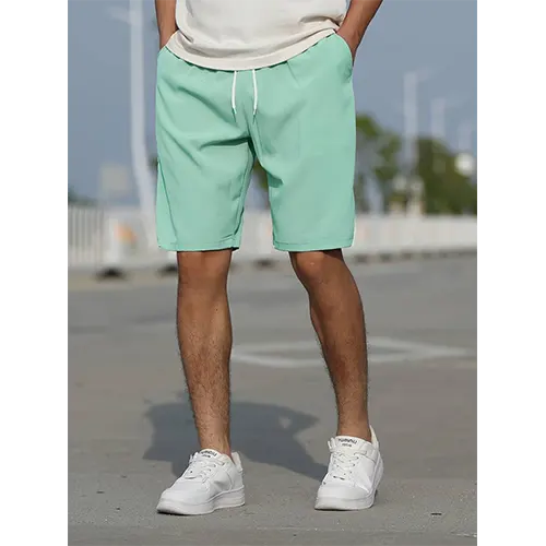 Detail van de hoge taille van een marineblauw herenshort, voor een stijlvolle en comfortabele pasvorm.