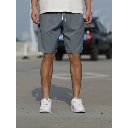 Textuur van een grijs heren zomershort met hoge taille, benadrukt de zachte en comfortabele stof.