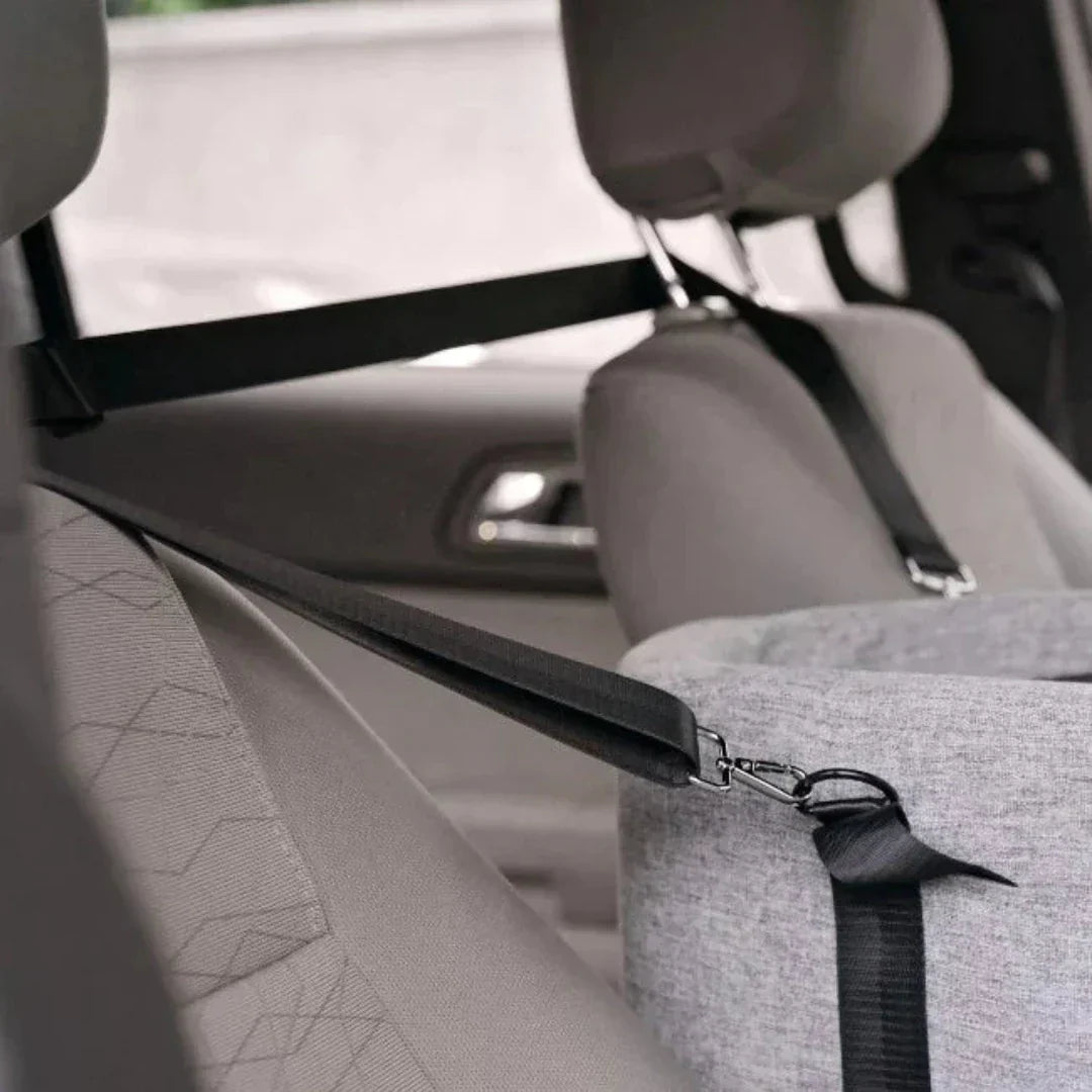 Compact grijs PawVoyage carpoolzitje voor honden. Comfortabel autostoeltje en veiligheid voor je huisdier tijdens reizen.