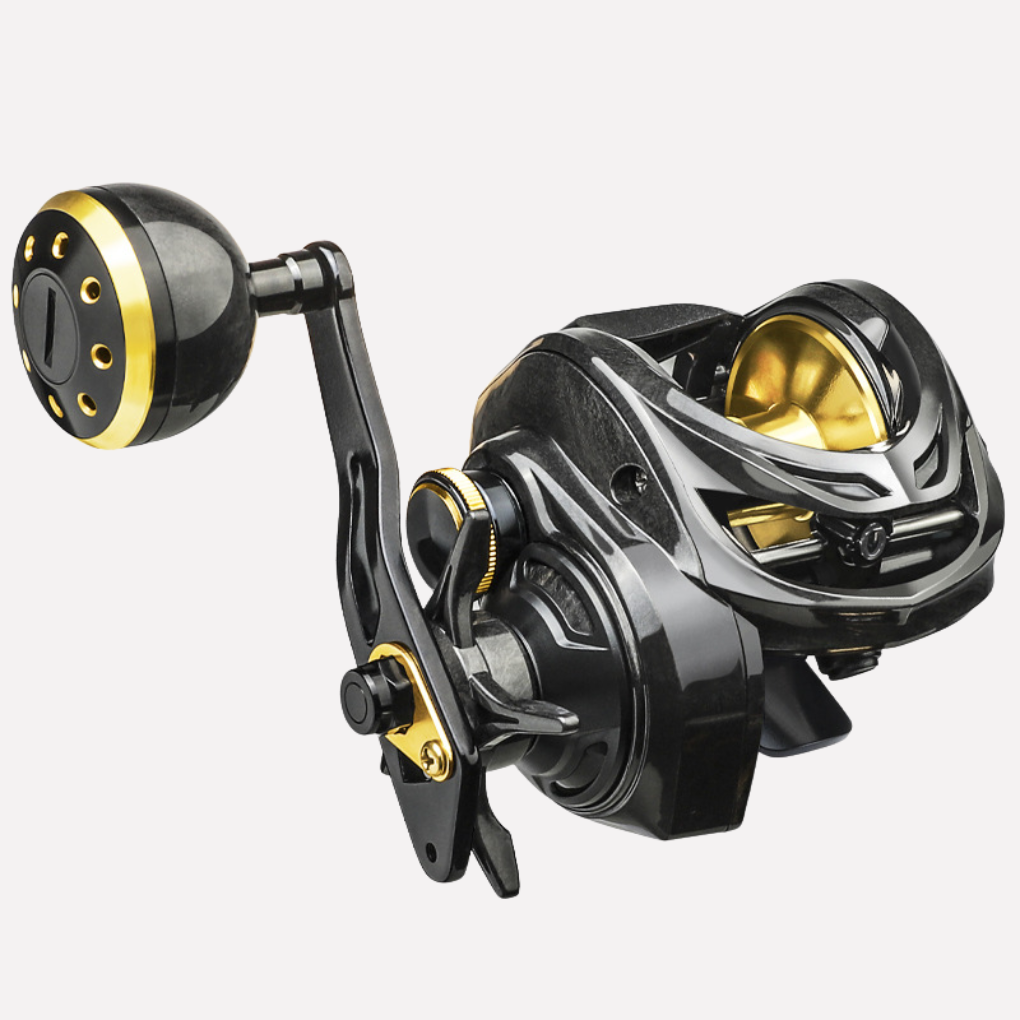 Grijze baitcasting visrol lage profiel met gouden accenten voor zoet- en zoutwater vissen, biedt precisie en controle.