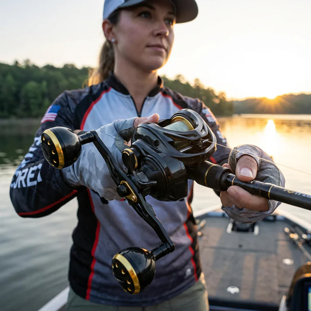 Ergonomische lage profiel baitcasting hengelmolen in grijs/goud, ideaal voor precisie vissen in zoet en zout water.