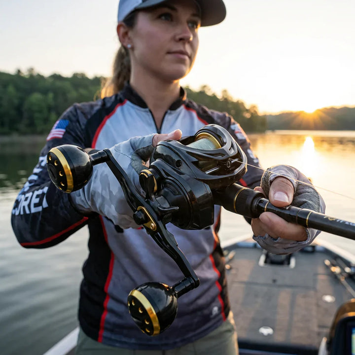 Ergonomische lage profiel baitcasting hengelmolen in grijs/goud, ideaal voor precisie vissen in zoet en zout water.