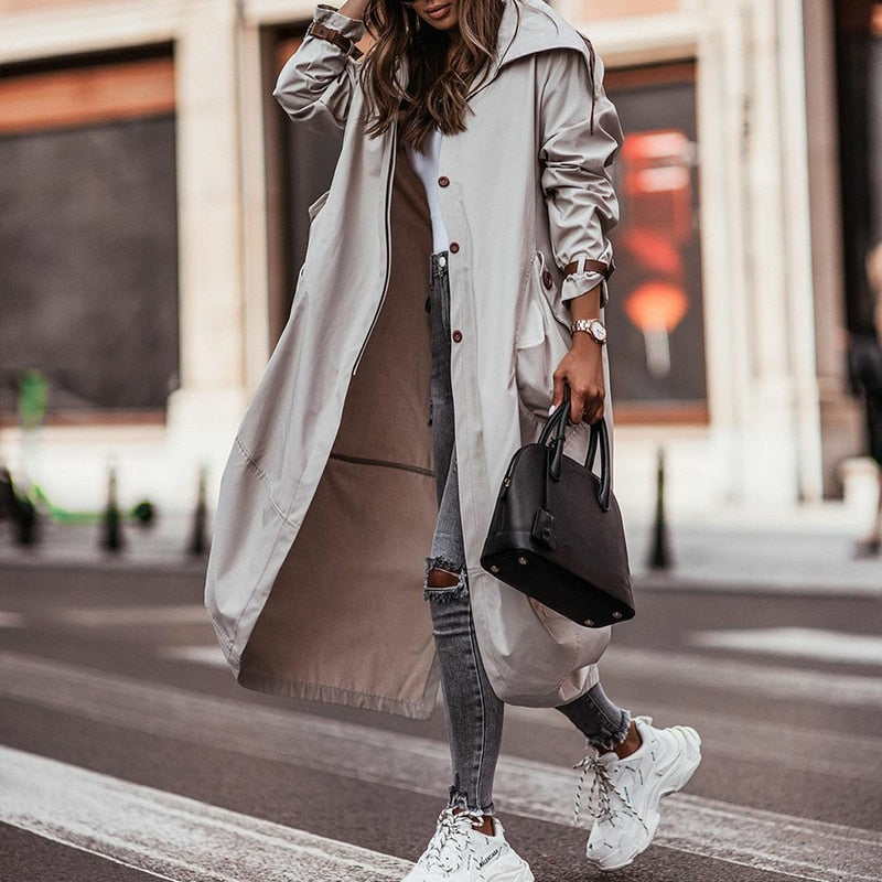 Stijlvolle grijze dames lange jas met zakken, perfect als tijdloze bovenkleding voor diverse gelegenheden.