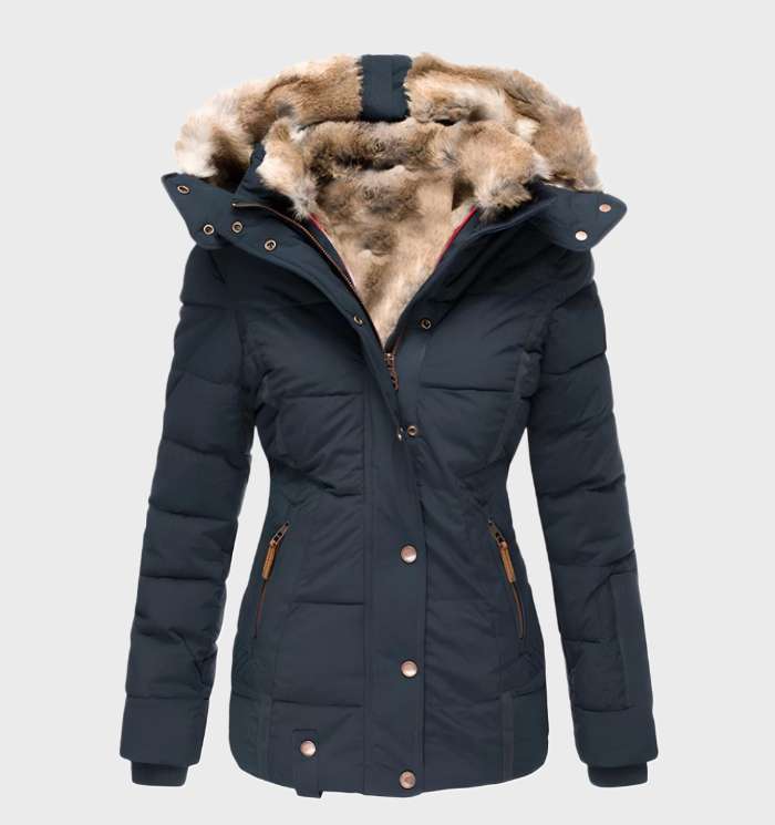 Zwarte Aurora slim fit dames winterjas met capuchon, warm en elegant voor de winter.