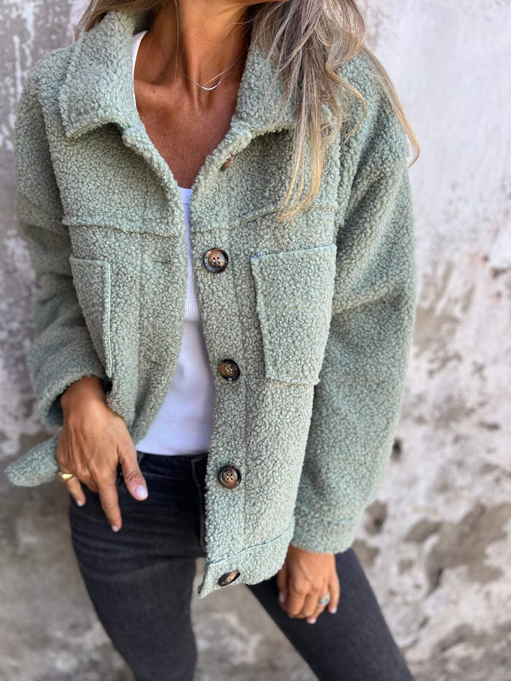 Groene dames button-down shacket. Comfortabele, veelzijdige lente/herfst overhemdjas voor een casual modieuze look.
